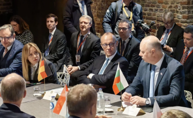 Премиерът в оставка Росен Желязков разговаря с италианския министър председател