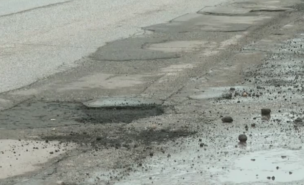 Огромни дупки в участъка от Скобелева майка до Ягодовско шосе