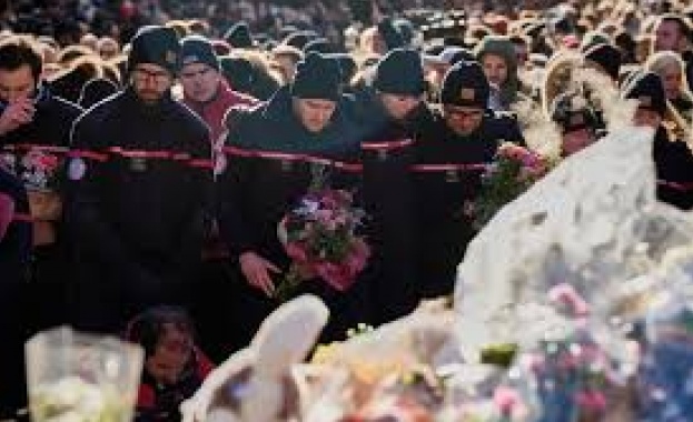 Роднини на жертвите на смъртоносния пожар на Нова година в