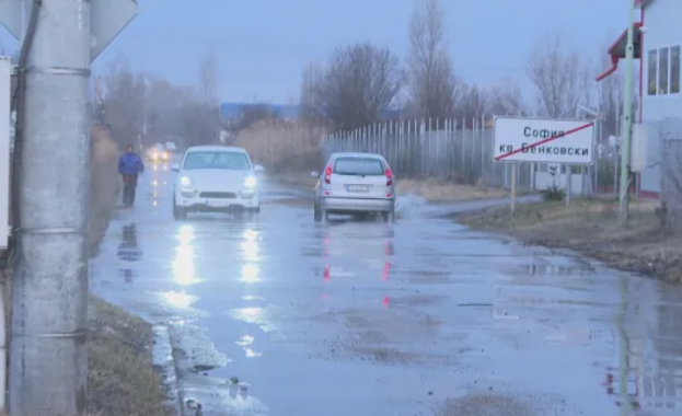 Десетки сигнали за спукани гуми изкривени джанти и щети по