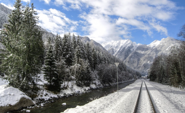 Пътнически влак дерайлира в Швейцария след като лавина падна върху