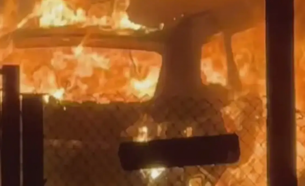 Запалиха колата и входната врата на къщата на кмета на