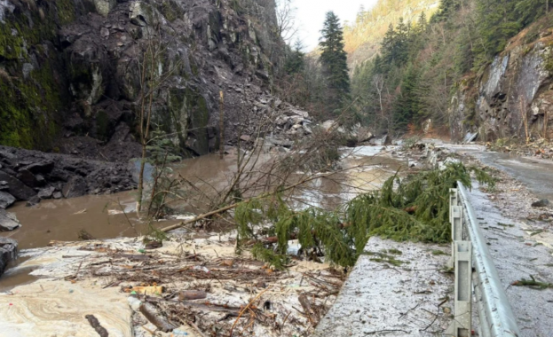 От днес продължават дейностите по разбиване и извозване на скалната