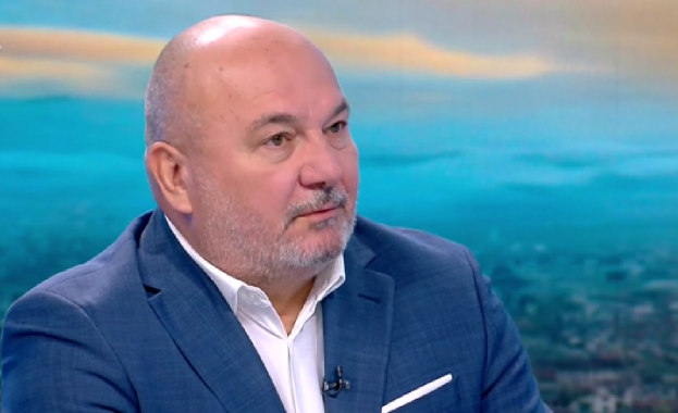 На фона на политическата криза въвеждането на еврото и поредните