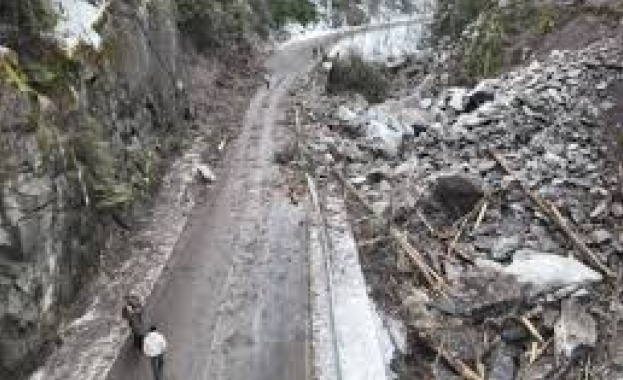 Трети ден републиканският път Велинград Сърница остава затворен след като