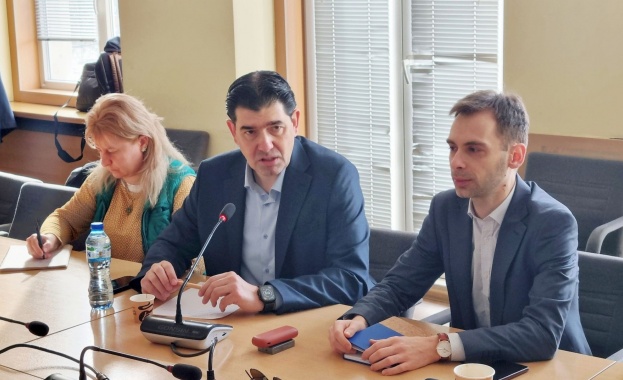 Очаквам новият министър на финансите спешно да осигури необходимите средства