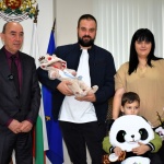 Първото бебе на Асеновград за 2026 г. получи подаръци от общината