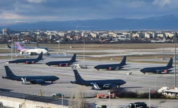 Постове във Фейсбук показват че на летище София са разположени