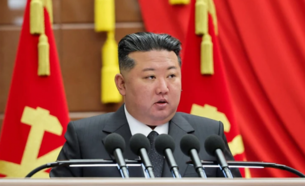 Севернокорейският лидер Ким Чен Ун наблюдава официалното представяне на впечатляваща