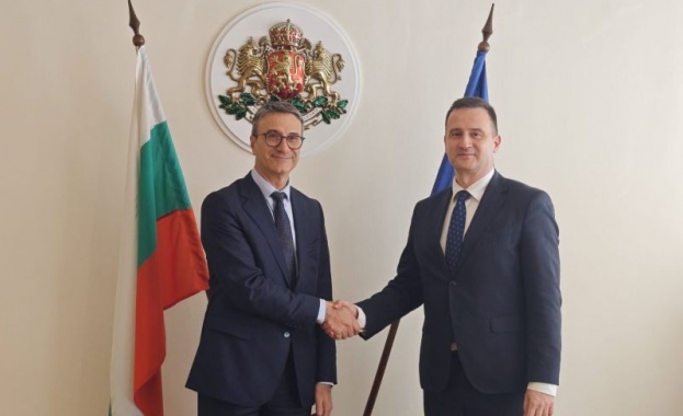 На символична церемония в Министерството на енергетиката министър Трайков пое