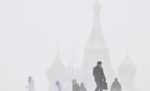 Москва е засипана от силен снеговалеж причинен от циклона Вали