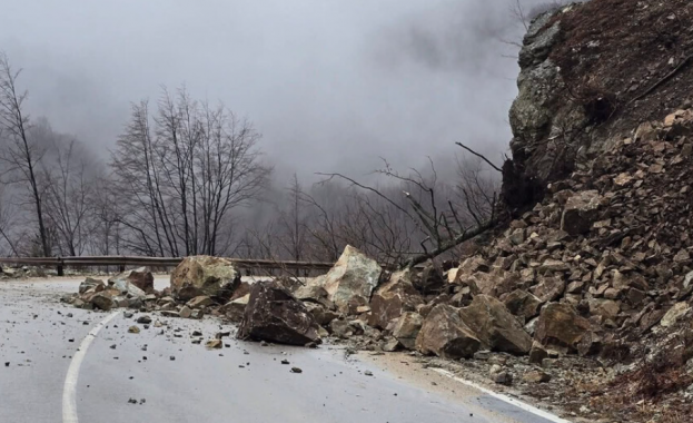Земна и скална маса се срути във Велико Търново Временно