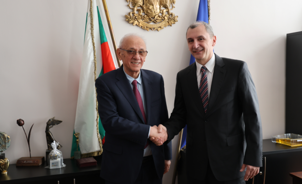 Доц Силви Кирилов предаде поста министър на здравеопазването на доц