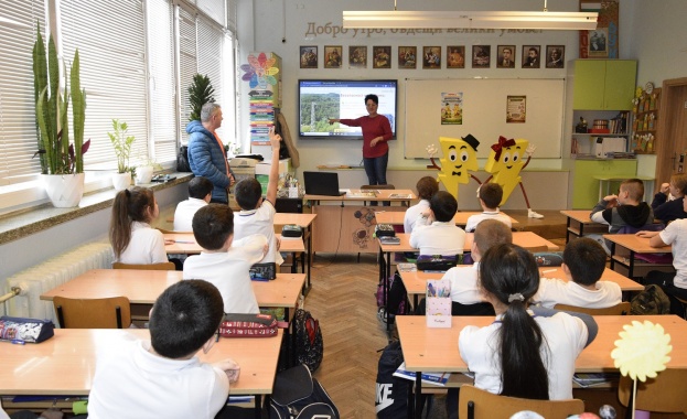 Учениците от ОУ Черноризец Храбър и децата от ДГ Ален