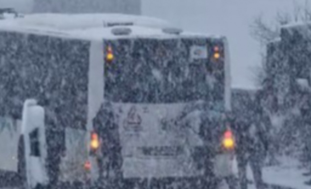 Заради снеговалежа е влошена пътната обстановка в София Граждани сигнализират