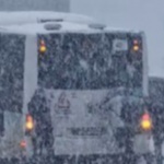 Снежна София: Пътници не викат неволята, бутат автобуса