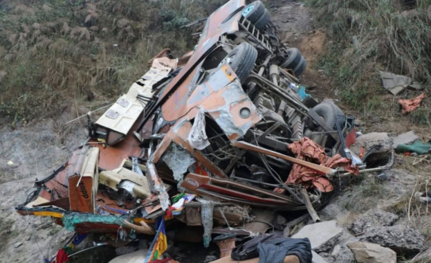 Най-малко 18 души загинаха, след като автобус падна в река в Непал