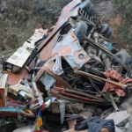 Най-малко 18 души загинаха, след като автобус падна в река в Непал