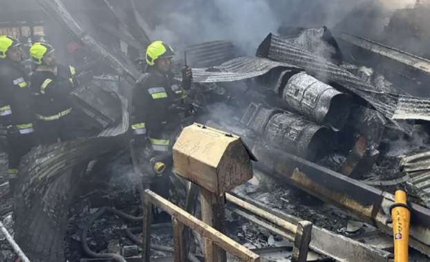 Военен хеликоптер се разби в пазар за плодове в Иран