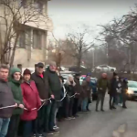 Жива верига пред блок в „Студентски град“ заради спорен строеж, който заплашва да блокира достъпа до сградата