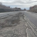 Път, като лунен пейзаж: Ще има ли ремонт и докога хората ще чупят колите си?  