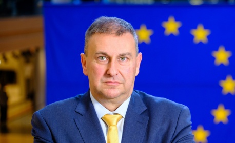 По инициатива на Емил Радев Евродепутати питат ЕК за пропуски в контрола върху храните и вноса