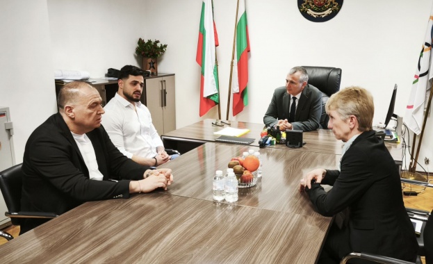 Министърът на младежта и спорта Димитър Илиев се срещна със спортист №1 на България за 2025 г. Карлос Насар