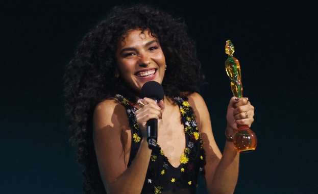 Оливия Дийн триумфира на наградите „Брит“ с четири статуетки, включително за изпълнител, песен и албум на годината