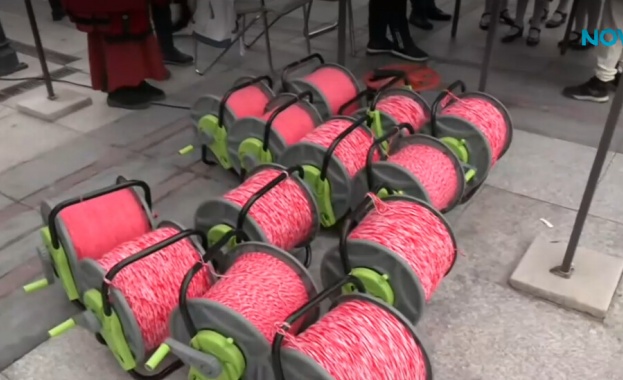 50-километрова бяло-червена нишка на площад „Бдинци”