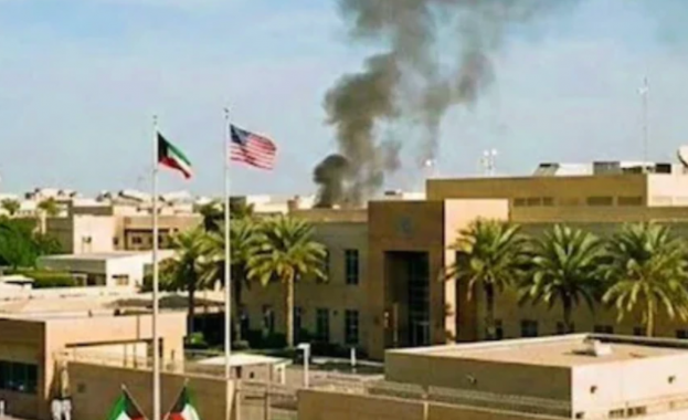 Дим се издига над американското посолство в Кувейт