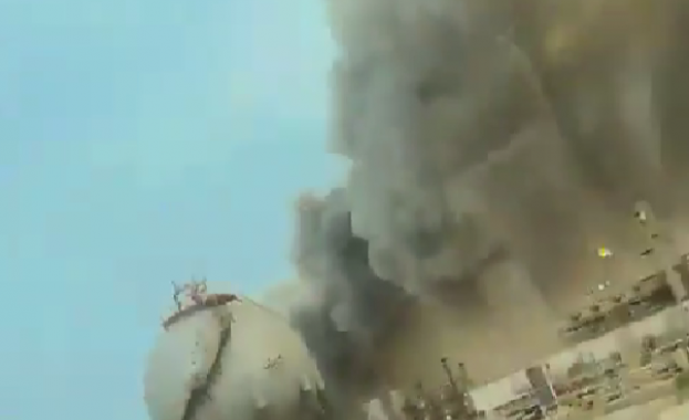 Иран удари петролен гигант в Саудитска Арабия, пожар в рафинерията