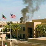 Дим се издига над американското посолство в Кувейт