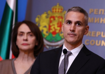 Премиерът Андрей Гюров: Сигурността е приоритет при евакуацията на българите от Близкия изток