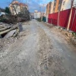 Улица в дупки и кал: Недоволство на жители на варненския кв. Виница срещу лош път