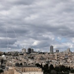 Вой на сирени за въздушна тревога и взривове огласиха Йерусалим