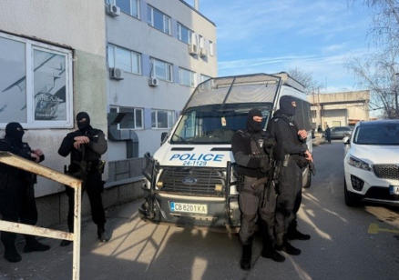 Нелегален цех произвеждал лекарства и анаболни стероиди в София