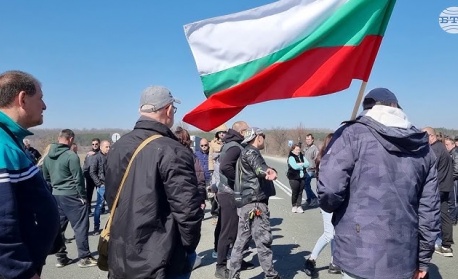 Жители излязоха на протест на главен път Е79 между Враца и Монтана