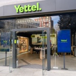 Yettel подобрява достъпността на магазините си с тактилни ленти за незрящи хора