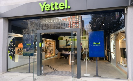 Yettel подобрява достъпността на магазините си с тактилни ленти за незрящи хора