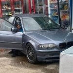 Кола помете хладилни витрини на тротоар в Габрово