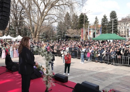 Президентът Йотова: Наш дълг е да завещаем на младите хора на България мир и възможност да развиват талантите си