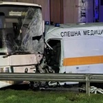 След тежката катастрофа на линейка с автобус – какво е състоянието на майката и детето?
