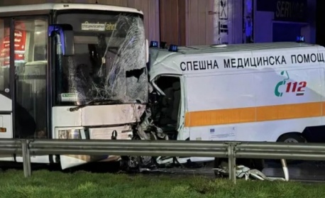 Шофьор на линейка загина при катастрофа с автобус край Велико Търново