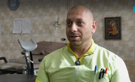 Между родилната зала и охранителната дейност