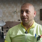 Между родилната зала и охранителната дейност