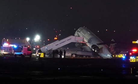 Самолет се сблъска с пожарен автомобил на летище в Ню Йорк, има загинали и ранени 