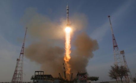 Руският безпилотен товарен кораб "Прогрес МС-33" ще трябва да се скачи ръчно с Международната космическа станция заради технически проблем с антена