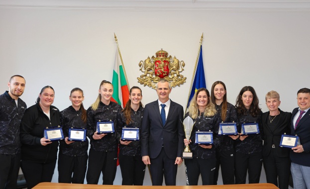 Министър Димитър Илиев награди европейските шампионки по бадминтон