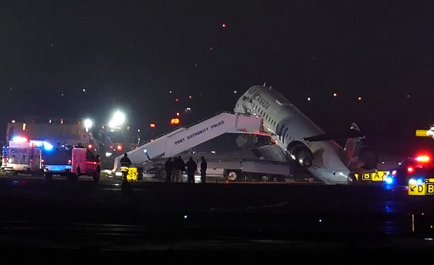 Самолет се сблъска с пожарен автомобил на летище в Ню Йорк, има загинали и ранени 
