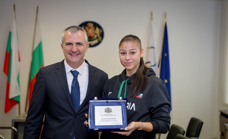 Министър Илиев награди лекоатлетите Божидар Саръбоюков и Александра Начева